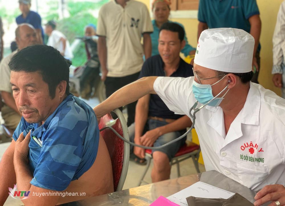 Quân y Đồn Biên phòng Mỹ Lý, BĐBP Nghệ An khám chữa bệnh cho đồng bào xã Bắc Lý, huyện Kỳ Sơn.