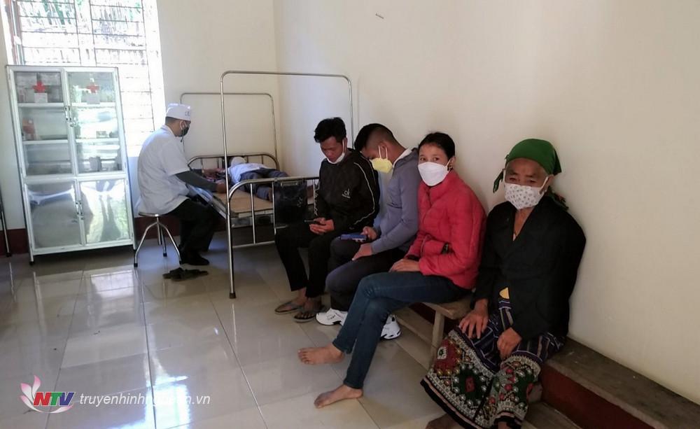 Quân y phòng khám KHQDY Huồi Bắc, xã Bắc Lý, huyện Kỳ Sơn khám chữa bệnh cho đồng bào địa phương