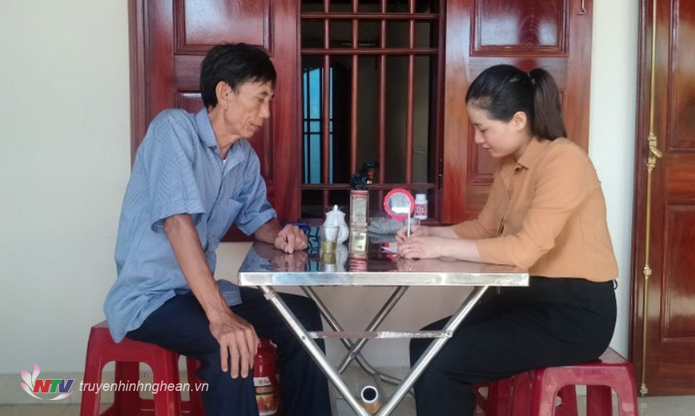 Người dân xóm 2 xã Quỳnh Hậu bày tỏ sự bức xúc trước hoạt động trái phép của nhóm người truyền giáo với phóng viên