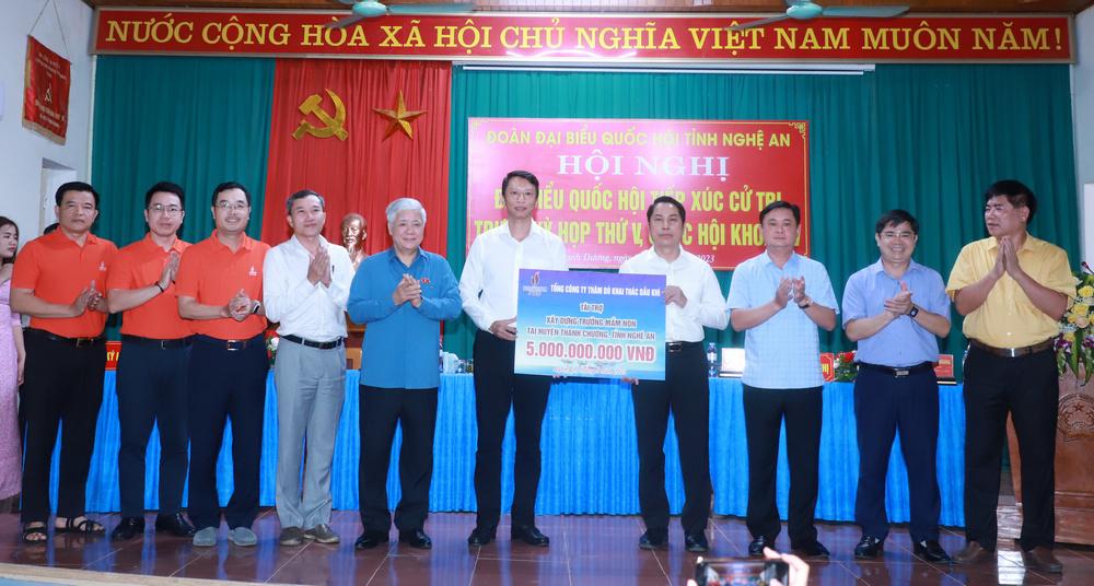 Lãnh đạo Tổng Công ty thăm dò, khai thác dầu khí thuộc Tập đoàn Dầu khí Quốc gia Việt Nam trao tài trợ 5 tỷ đồng cho huyện Thanh Chương để xây dựng trường,