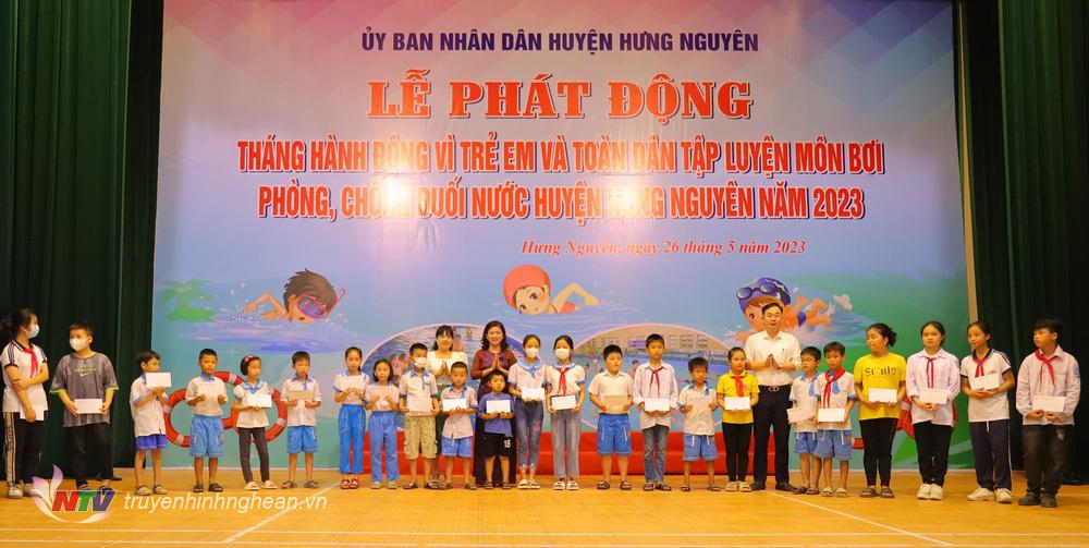 Lãnh đạo Sở Văn hóa - Thể thao, huyện Hưng Nguyên trao quà cho học sinh có hoàn cảnh khó khăn.