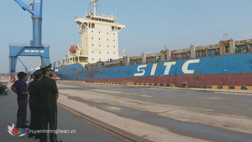 Cảng Cửa Lò đón chuyến tàu container quốc tế đầu tiên cập cảng