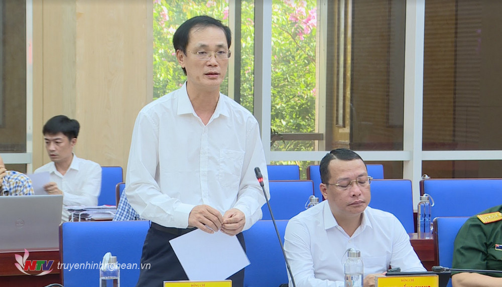 Đồng chí Nguyễn Trường Giang - Giám đốc Sở Xây dựng phát biểu tại phiên họp.