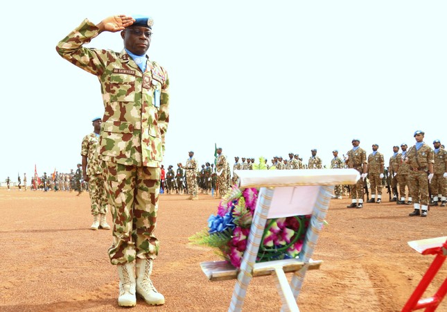 Thiếu tướng Benjamin Olufemi Sawyerr - Quyền trưởng Phái bộ, Tư lệnh quân sự đặt vòng hoa tưởng nhớ các quân nhân mũ nồi xanh đã hy sinh vì sự nghiệp GGHB LHQ, tại lễ kỷ niệm.