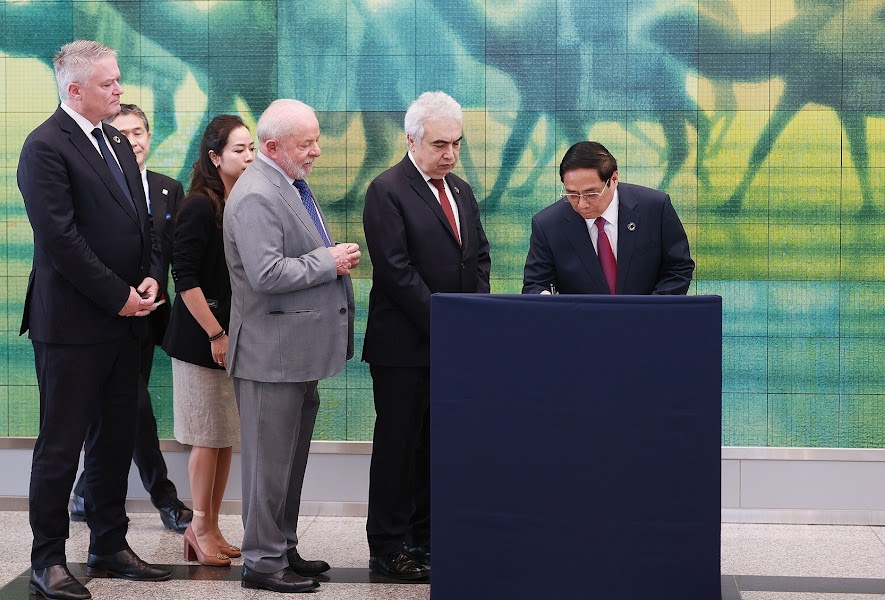 Thủ tướng ký Sổ lưu niệm sau khi thăm Công viên Tưởng niệm Hòa Bình