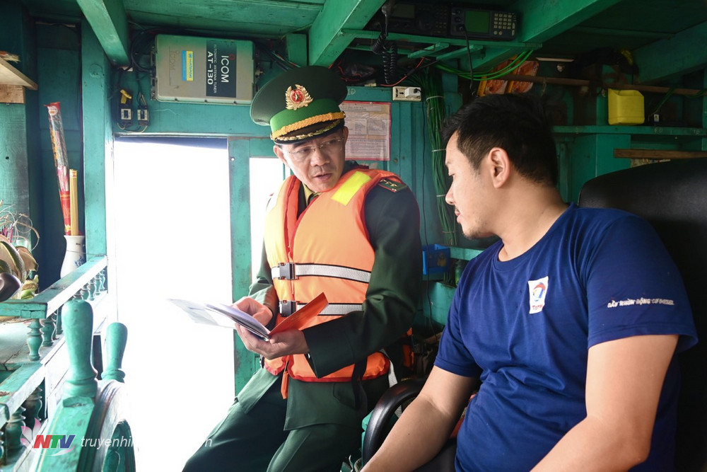 ại tá Hồ Quyết Thắng, Phó Chỉ huy trưởng, Tham mưu trưởng BĐBP Nghệ An trực tiếp kiểm tra hồ sơ sổ sách trên tàu cá của ngư dân tại Lạch Quèn, huyện Quỳnh Lưu.