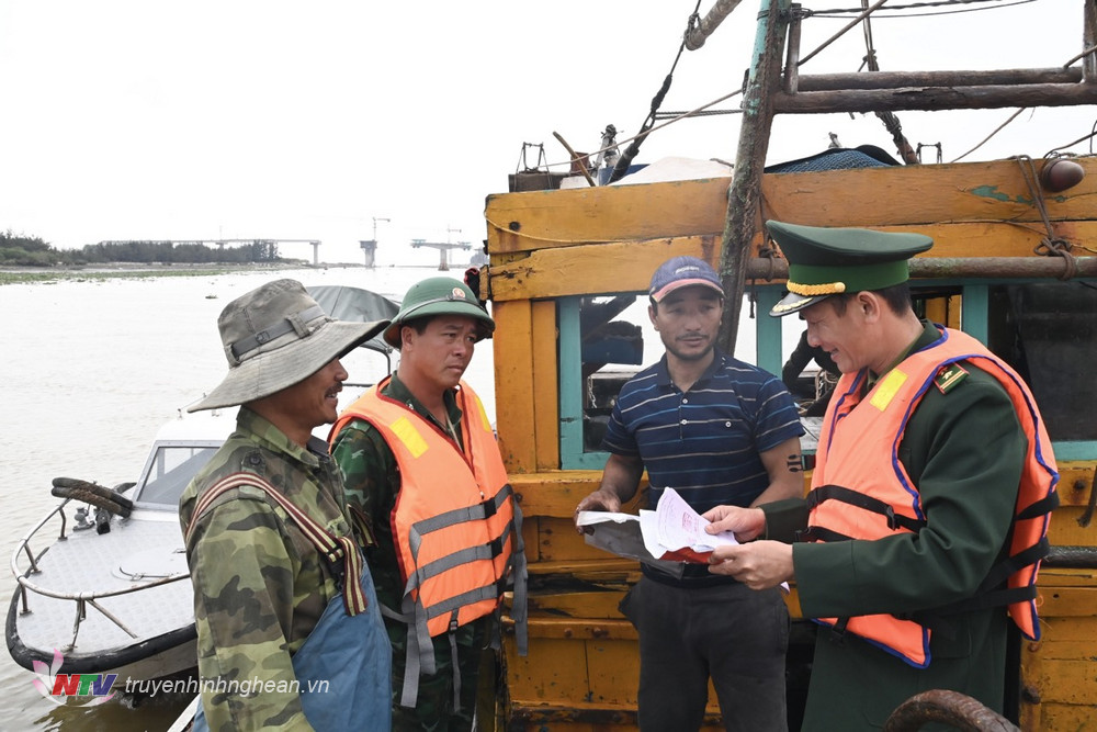 Đoàn công tác Bộ Chỉ huy BĐBP tỉnh kiểm tra việc chấp hành các quy định về khai thác hải sản trên biển đối với các phương tiện tàu cá khi xuất, nhập lạch tại cửa lạch Vạn, huyện Diễn Châu.