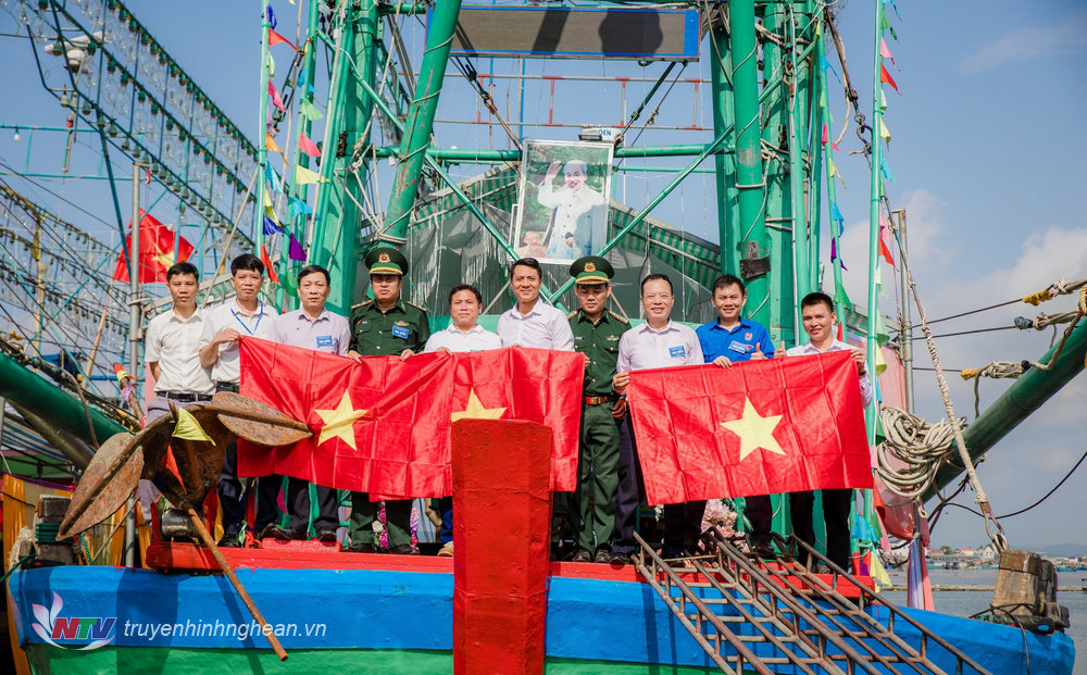 Đồn Biên phòng Quỳnh Phương, BĐBP Nghệ An phối hợp địa phương tặng cờ Tổ quốc cho ngư dân vươn khơi, bám biển