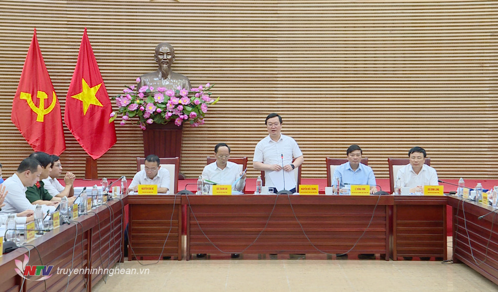 Đồng chí Nguyễn Đức Trung - Phó Bí thư Tỉnh uỷ, Chủ tịch UBND tỉnh chủ trì phiên họp. 