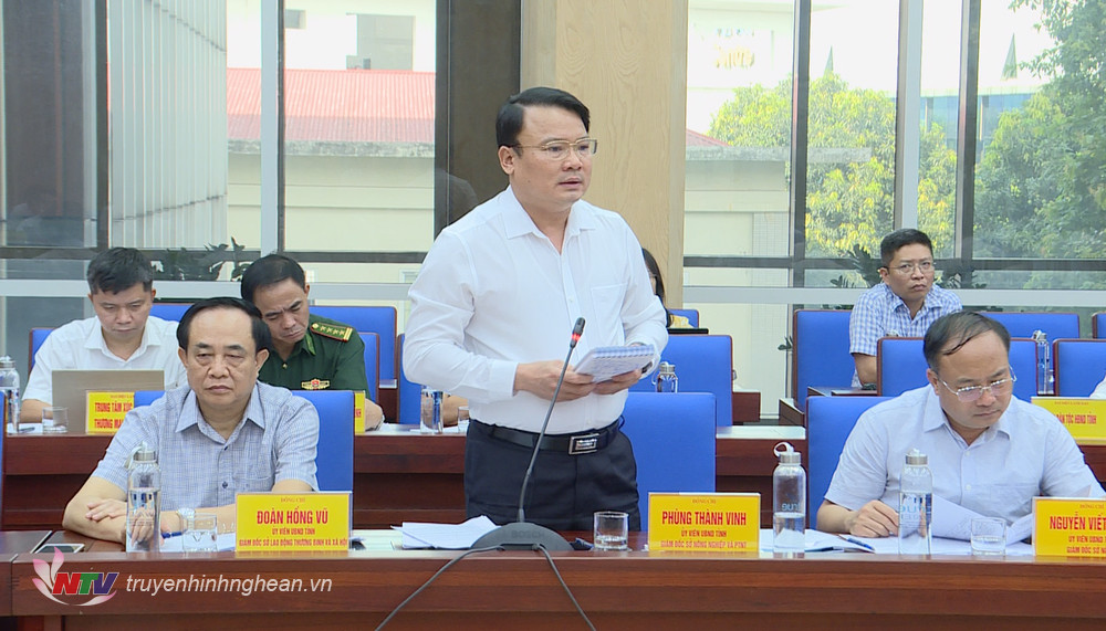 Đồng chí Phùng Thành Vinh - Giám đốc Sở NN&PTNT báo cáo tình hình sản xuất nông nghiệp. 