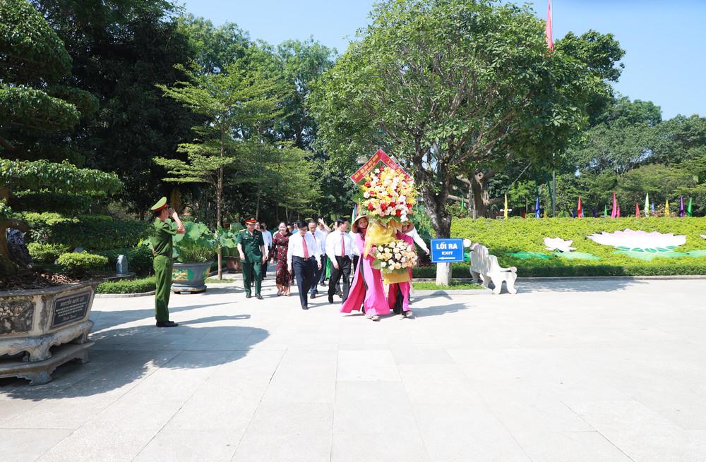 Đoàn đại biểu Tỉnh ủy, HĐND, UBND, Ủy ban Mặt trận Tổ quốc Việt Nam tỉnh Nghệ An về dâng hoa tại Khu Di tích Quốc gia đặc biệt Kim Liên, Nam Đàn. 