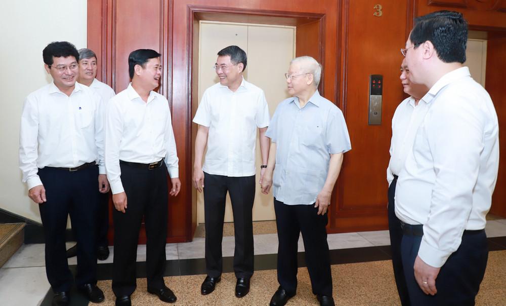 Tổng Bí thư Nguyễn Phú Trọng và các đồng chí lãnh đạo Trung ương trao đổi cùng các đồng chí lãnh đạo tỉnh Nghệ An