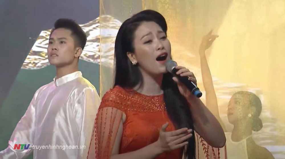 Ca sỹ Huyền Trang da diết trong ca khúc Mơ quê của nhạc sỹ Nguyễn Tài Tuệ.