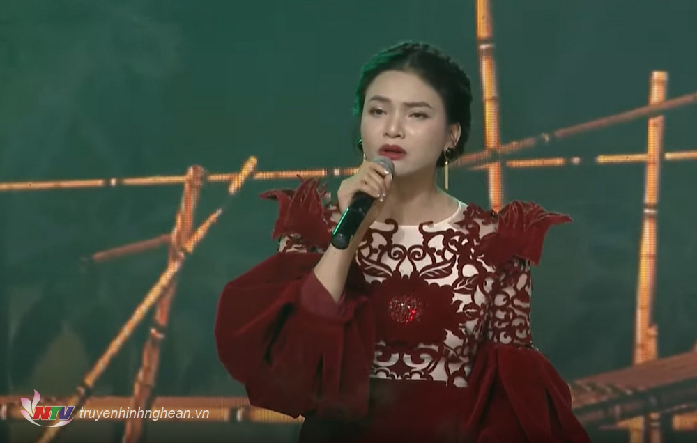 Tiết mục Một khúc tâm tình người Hà Tĩnh - sáng tác bởi nhạc sĩ Nguyễn Văn Tý, do ca sĩ Phạm Phương Thảo trình bày. 