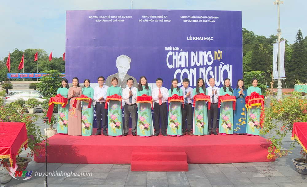 Các đại biểu cắt băng khai mạc trưng bày chuyên đề Hồ Chí Minh - Chân dung một con người.