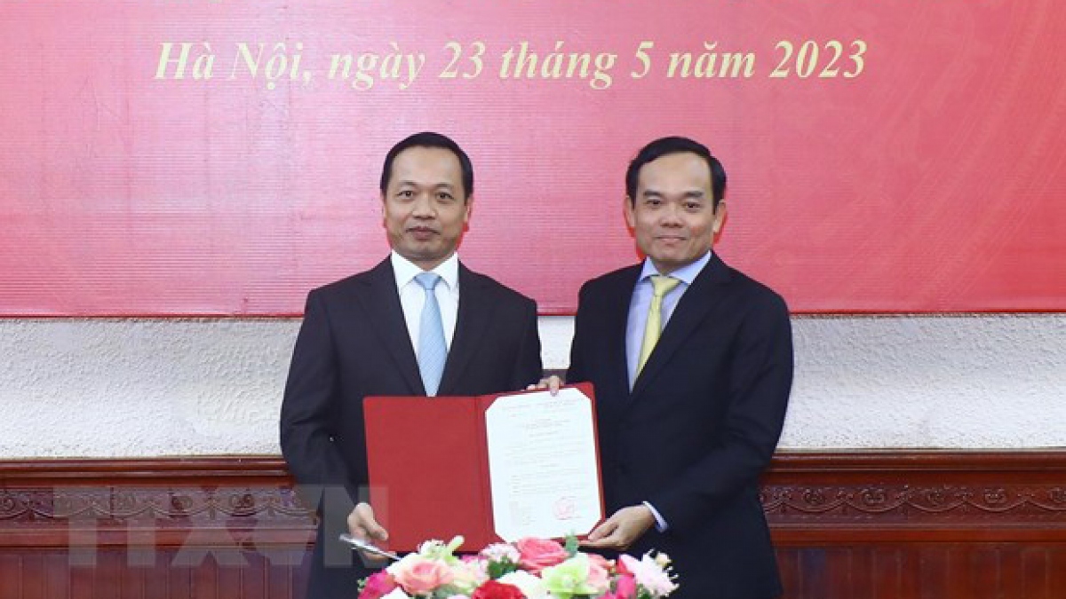 Phó Thủ tướng Trần Lưu Quang trao Quyết định bổ nhiệm ông Trần Tiến Dũng giữ chức Thứ trưởng Bộ Tư pháp. (Ảnh: TTXVN)