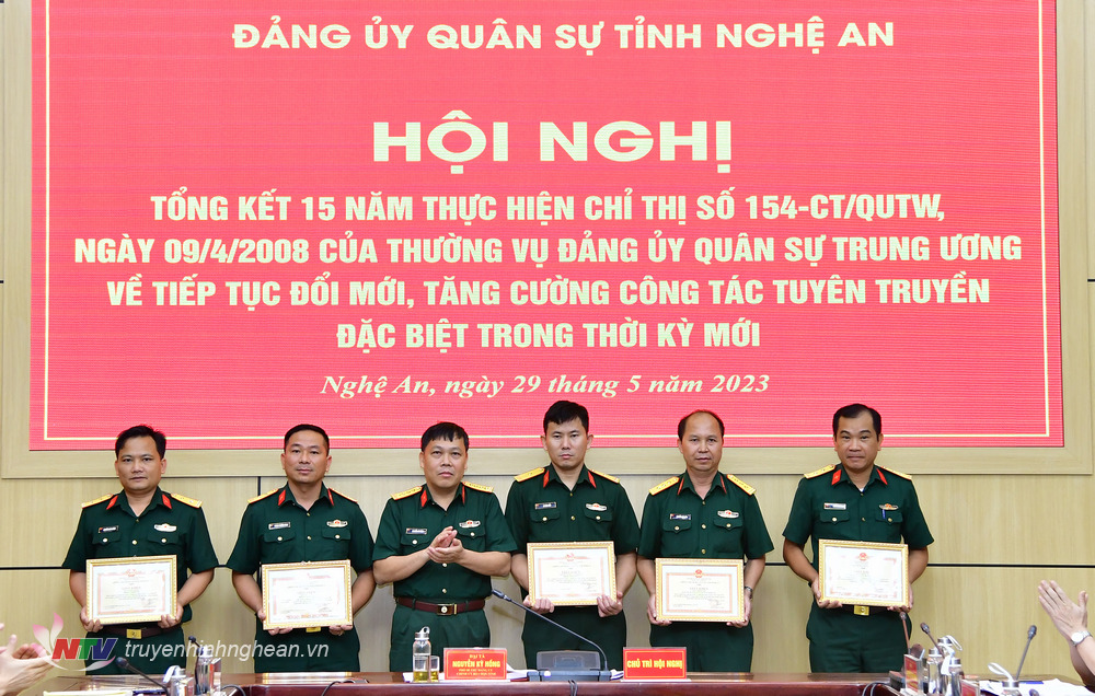Bộ Chỉ huy Quân sự tỉnh Nghệ An trao Giấy khen cho 5 tập thể. 