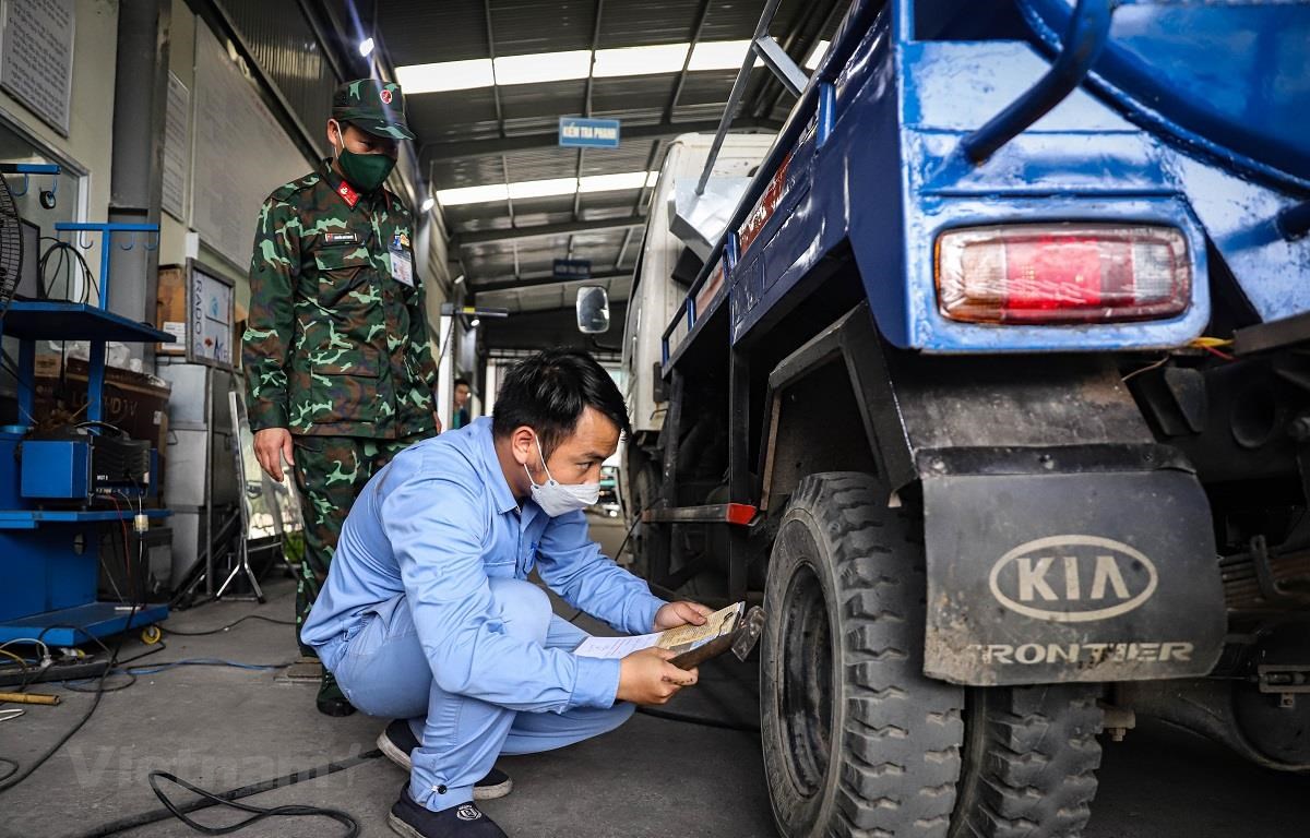 Nhân viên đăng kiểm thực hiện quy trình kiểm định xe cơ giới tại trung tâm đăng kiểm