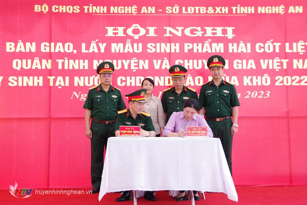 Ký biên bản bàn giao hài cốt liệt sĩ quân tình nguyện và chuyên gia Việt Nam hi sinh trên nước bạn Lào.
