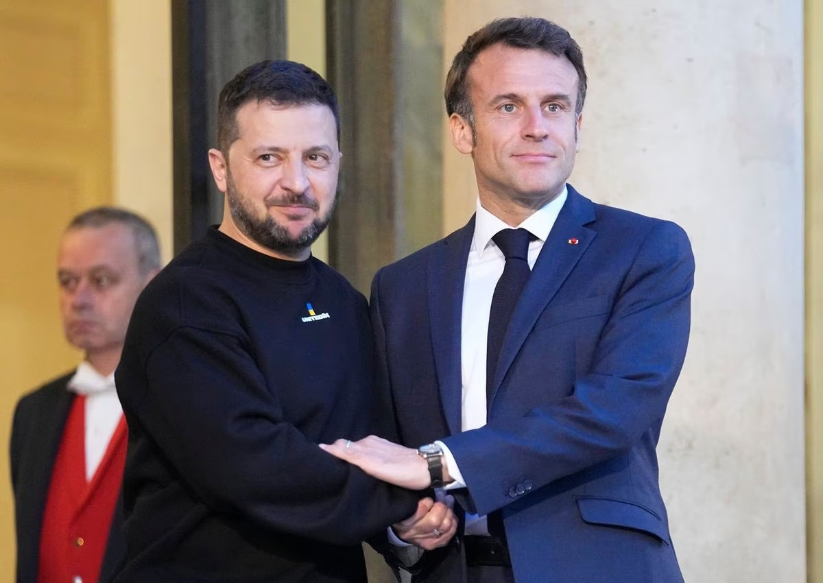 Tổng thống Pháp Emmanuel Macron, (phải) chào đón Tổng thống Ukraine Volodymyr Zelenskyy tại cung điện Elysee ở Paris, ngày 14/5. Ảnh: AP/Michel Euler.