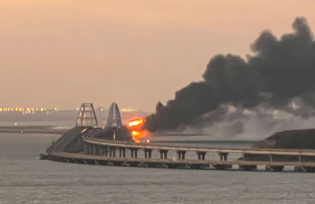 Cầu Crimea bốc cháy sau vụ tấn công ngày 8-10-2022. Ảnh: REUTERS