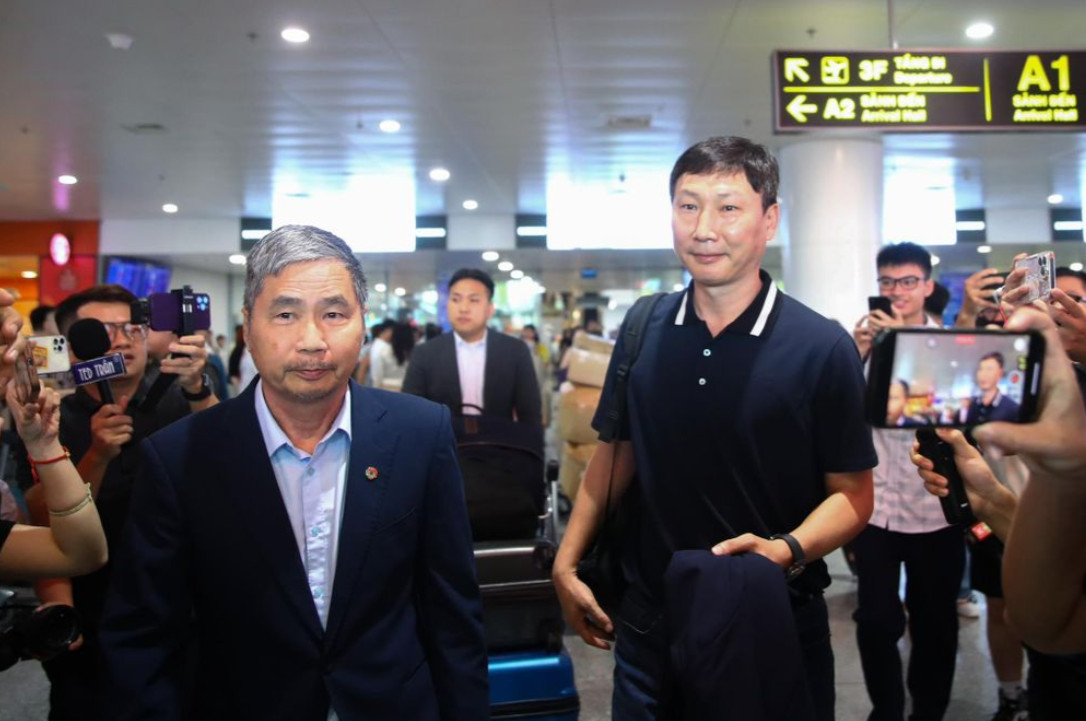 Ông Dương Nghiệp Khôi chào đón HLV Kim Sang-sik ở sân bay Nội Bài