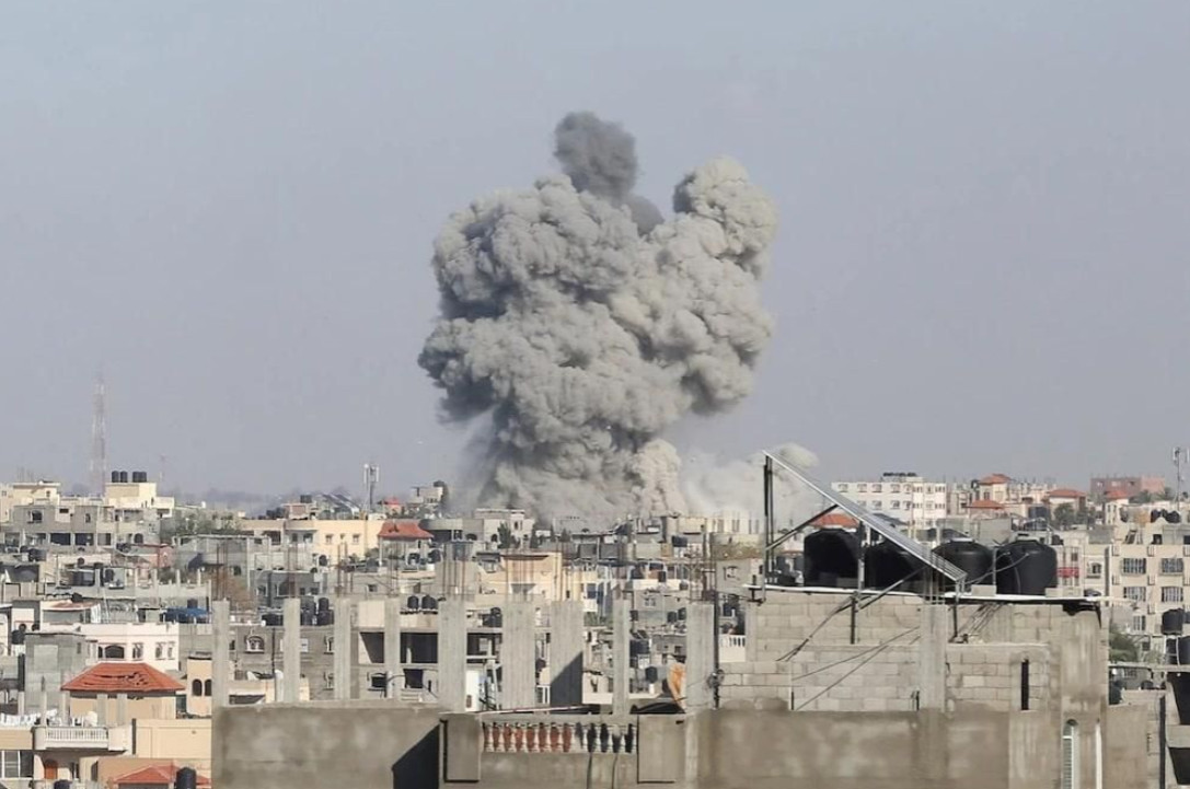Khói bốc lên sau các cuộc không kích của Israel ở TP Rafah (cực nam Gaza) hôm 6-5. Ảnh: REUTERS
