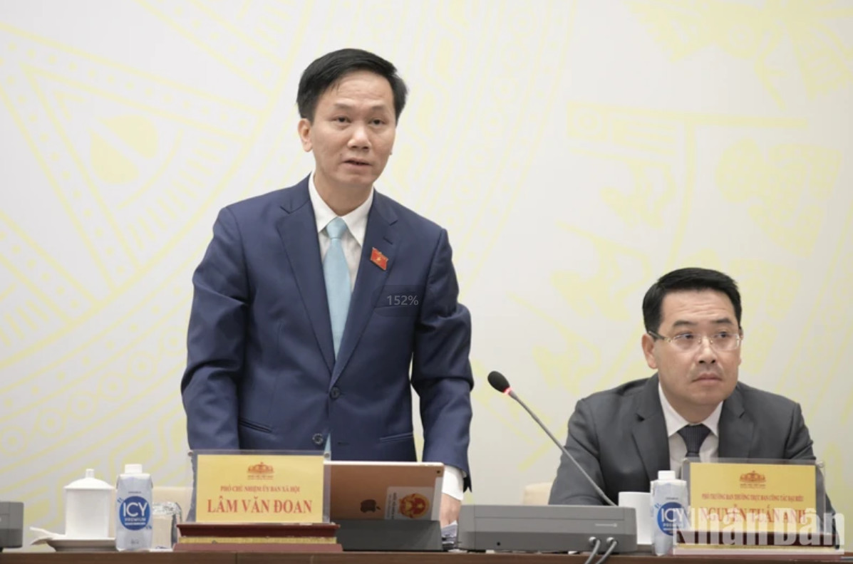 Ông Lâm Văn Đoan, Phó Chủ nhiệm Ủy ban Xã hội của Quốc hội phát biểu tại họp báo. 