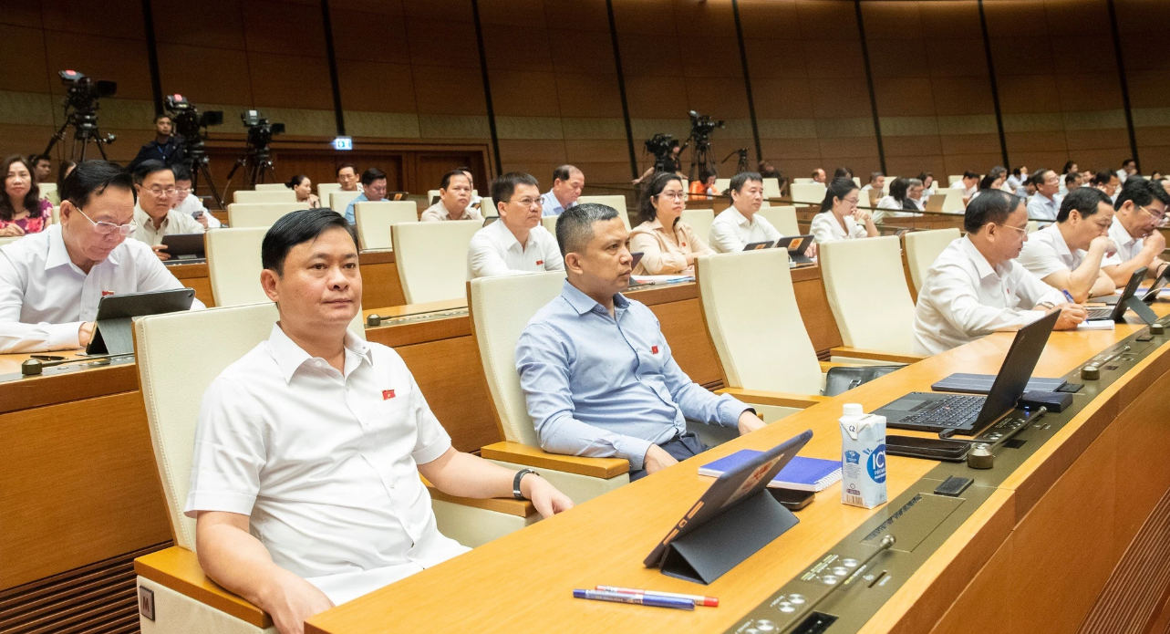 Đồng chí Thái Thanh Quý - Ủy viên Ban Chấp hành Trung ương Đảng, Bí thư Tỉnh ủy, Chủ tịch HĐND tỉnh, Trưởng Đoàn ĐBQH tỉnh Nghệ An và các vị ĐBQH tại phiên làm việc sáng 21/5 tại Hội trường Diên Hồng, Nhà Quốc hội. Ảnh: Báo Nghệ An.