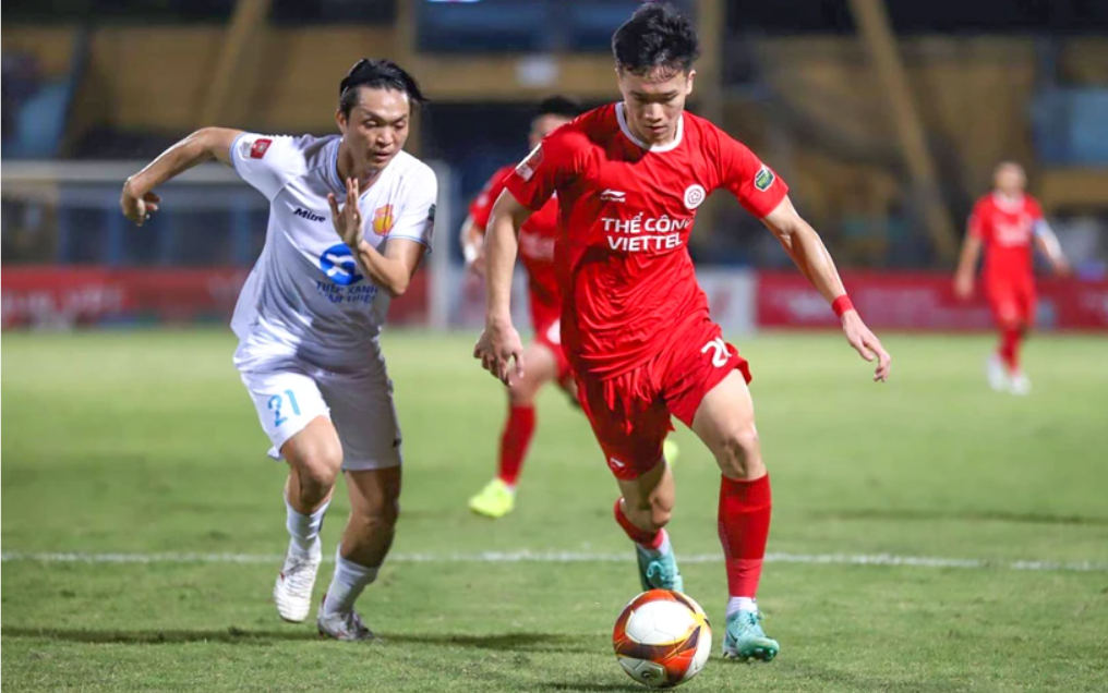 Tân huấn luyện viên Kim Sang-sik tích cực dự khán các trận đấu tại V-League nhằm tìm ra những lựa chọn chất lượng nhất cho Đội tuyển Việt Nam. (Ảnh: Việt Anh/Vietnam+)
