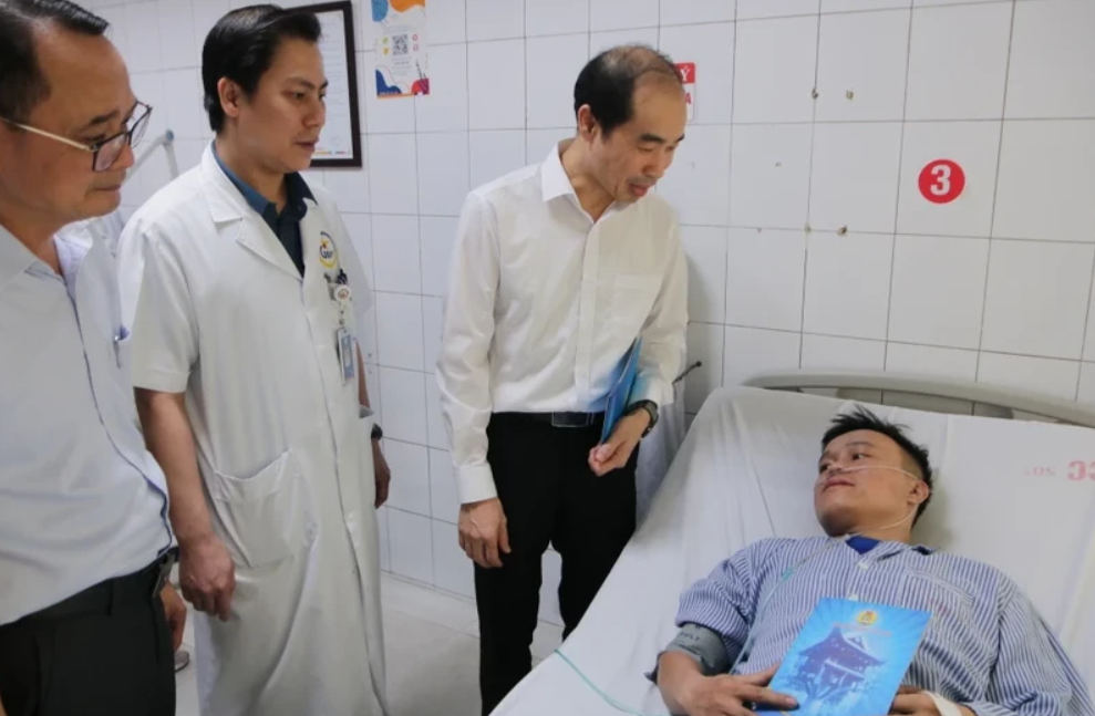 Lãnh đạo Sở Y tế Hà Nội đến thăm, tặng quà động viên bệnh nhân vụ cháy 14 người chết. 