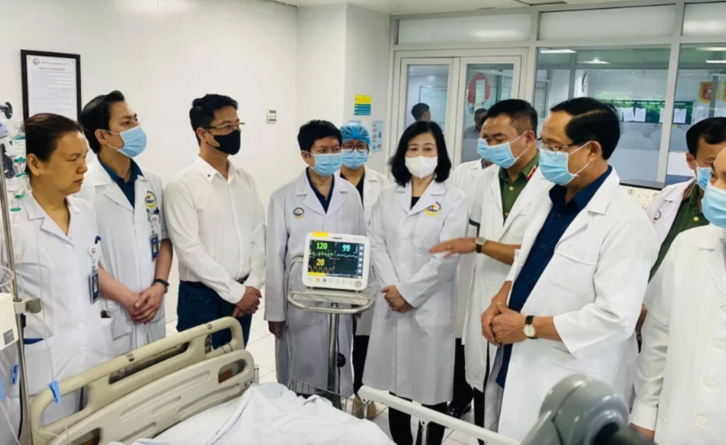 Phó Chủ tịch Quốc hội Trần Quang Phương và Bộ trưởng Bộ Y tế Đào Hồng Lan thăm hỏi nạn nhân vụ cháy 14 người chết. 