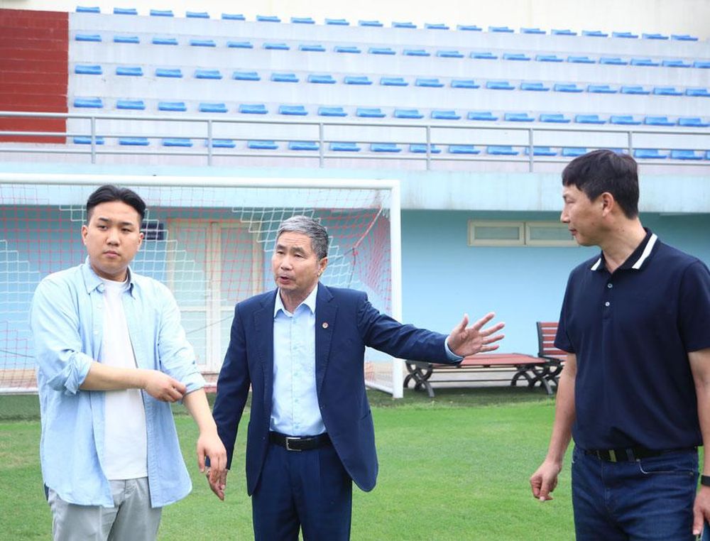 HLV Kim Sang-sik thăm quan Trung tâm đào tạo bóng đá trẻ Việt Nam