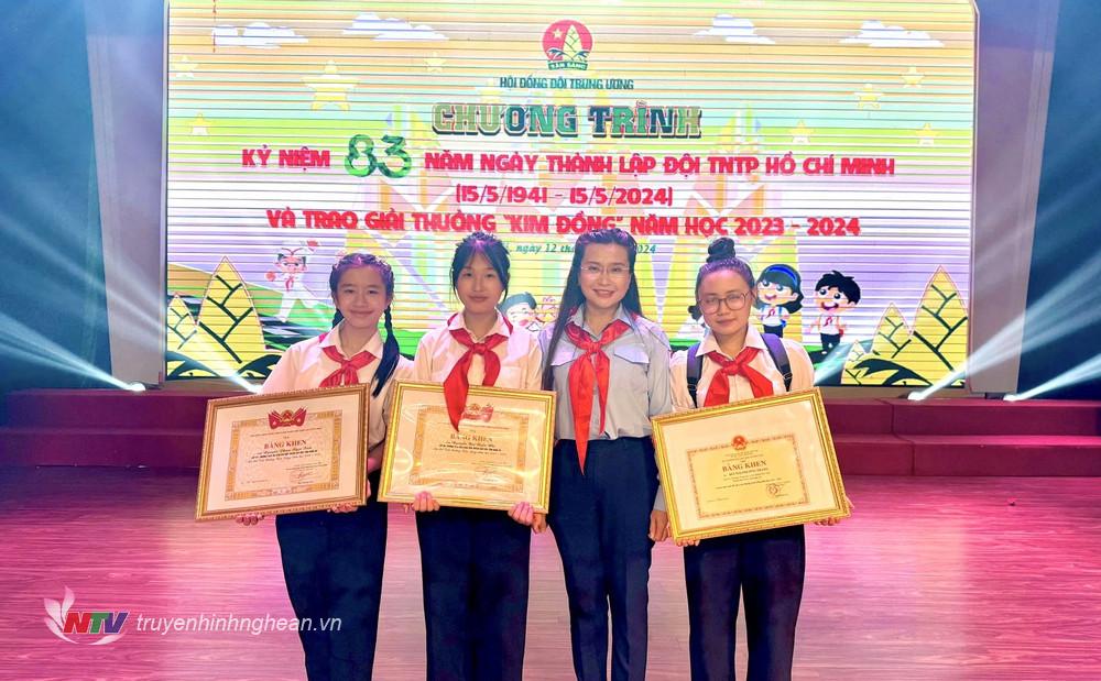 Nguyễn Bùi Uyển Nhi, học sinh lớp 9B Trường Tiểu học và THCS Khai Sơn (thứ hai từ trái sang) vinh dự là 1 trong 3 học sinh của tỉnh Nghệ An được nhận giải thưởng Kim Đồng toàn quốc năm 2024