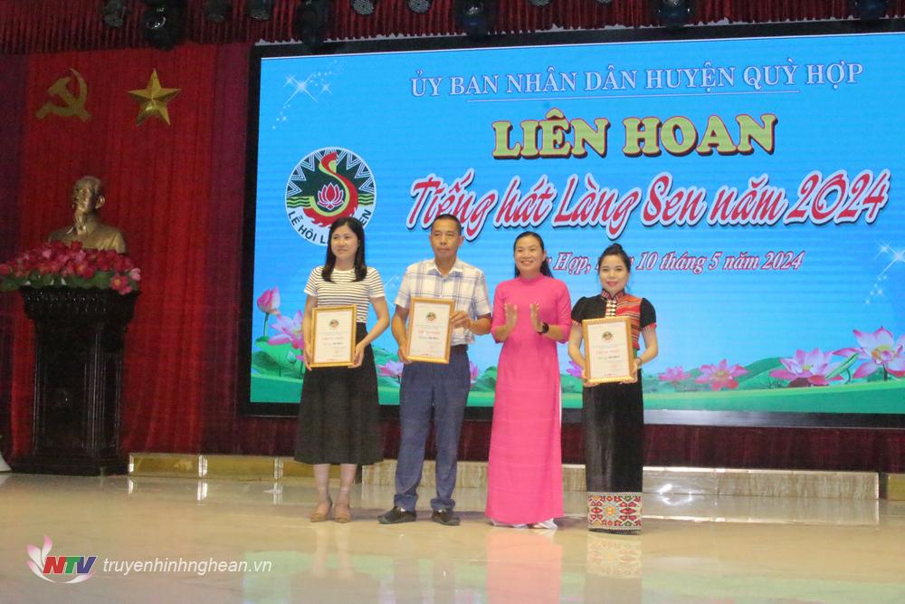 BTC trao giải A cho các đơn vị Thị trấn Quỳ Hợp, Hạ Sơn và Nghĩa Xuân (