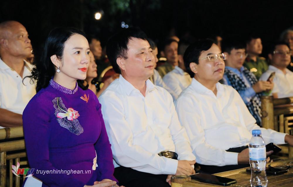 Các đồng chí lãnh đạo HĐND tỉnh, UBND tỉnh, lãnh đạo các sở ban ngành dự chương trình tại điểm cầu Nghệ An.