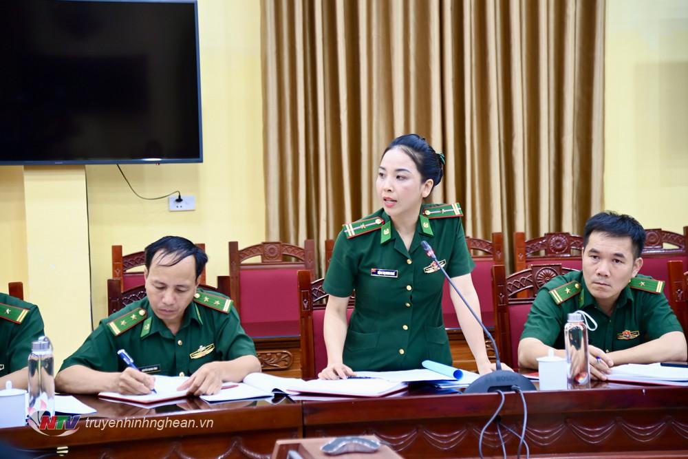 Đảng viên trong Chi bộ phòng Chính trị thảo luận các nội dung tại phiên sinh hoạt. 