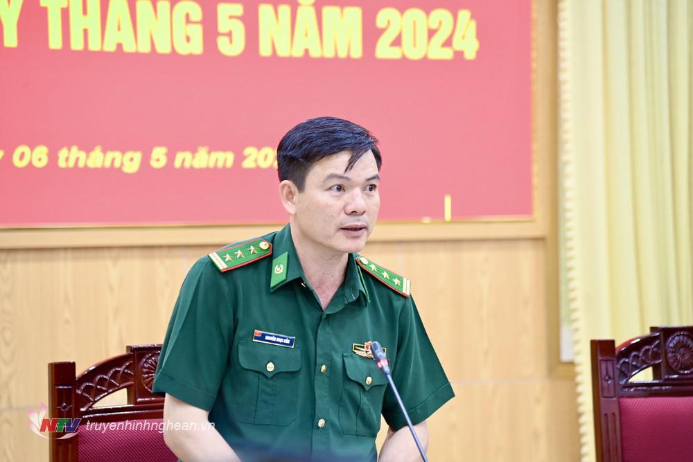 Thượng tá Nguyễn Ngọc Cẩm - Bí thư Chi bộ phòng Chính trị, Phó Chủ nhiệm Chính trị Bộ đội Biên phòng tỉnh điều hành phiên sinh hoạt. 