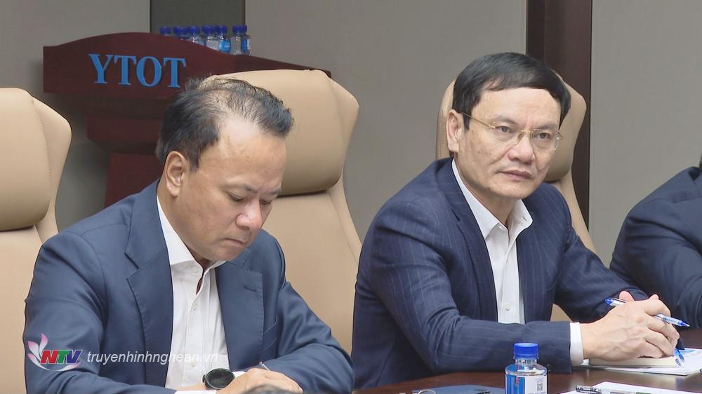 Phó Chủ tịch Thường trực HĐND tỉnh Nguyễn Nam Đình và lãnh đạo các sở, ban ngành tham dự cuộc làm việc.