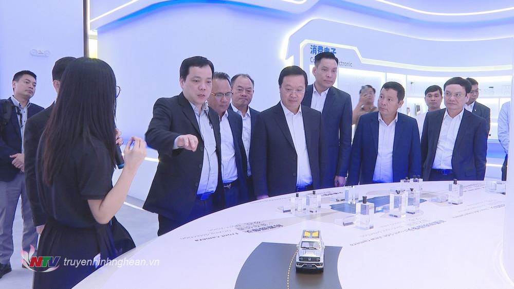 Chủ tịch UBND tỉnh Nguyễn Đức Trung cùng các thành viên trong đoàn công tác đi tham quan, nghe giời thiệu về một số sản phẩm điện tử của Tập đoàn Khoa học - Kỹ thuật Ju-tong.