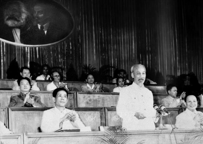 Trong diễn văn khai mạc tại Đại hội lần thứ 3 của Đảng, Chủ tịch Hồ Chí Minh nêu rõ: Đại hội lần thứ hai là đại hội kháng chiến. Đại hội lần này là đại hội xây dựng chủ nghĩa xã hội ở miền Bắc và đấu tranh hòa bình thống nhất nước nhà, ngày 5/9/1960. Ảnh: TTXVN