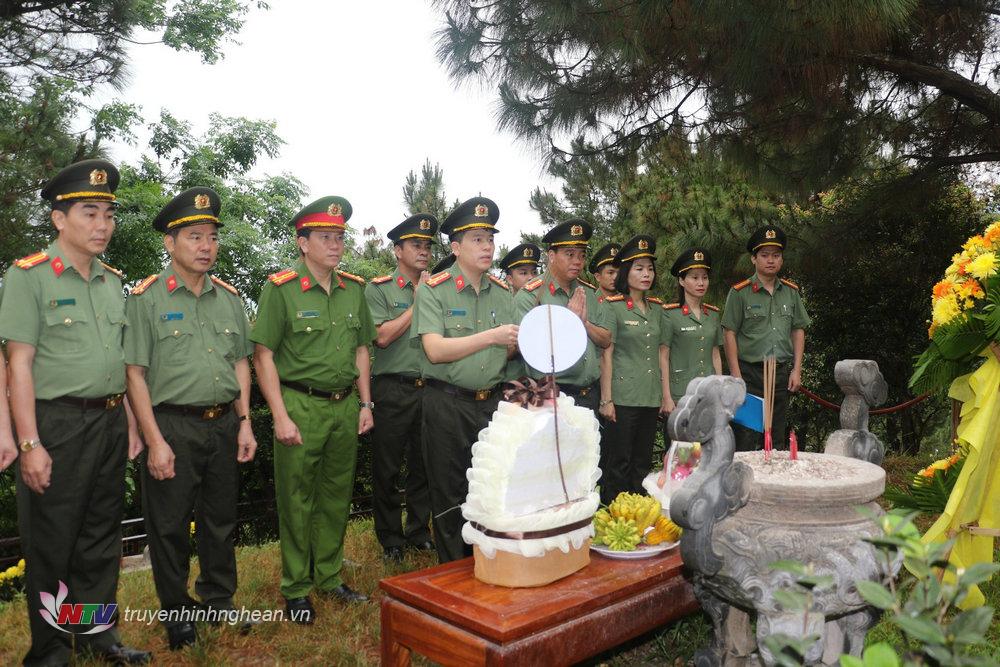 Đại tá Trần Hồng Quang - Phó Giám đốc Công an tỉnh cùng đoàn công tác dâng hương viếng mộ Đại tướng Võ Nguyên Giáp.