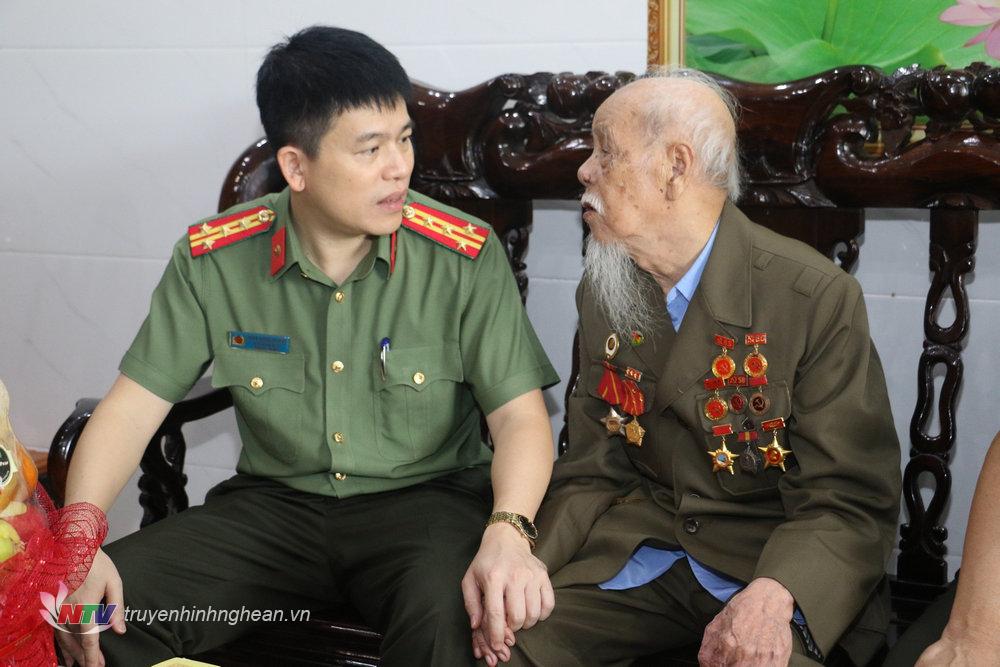 Thăm, tặng quà Quân nhân Đỗ Xuân Tịch tham gia chiến dịch Điện Biên Phủ.