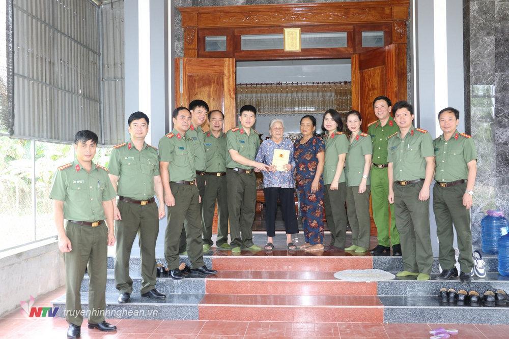 Thăm, tặng quà Bà mẹ Việt Nam anh hùng Hoàng Thị Hy tại xã Cảnh Hóa, huyện Quảng Trạch.