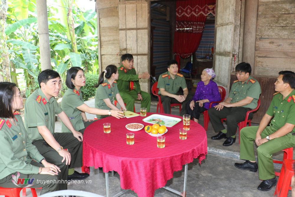 Thăm, tặng quà Bà mẹ Việt Nam anh hùng Đỗ Thị Điểm tại xã Hưng Trạch, huyện Bố Trạch