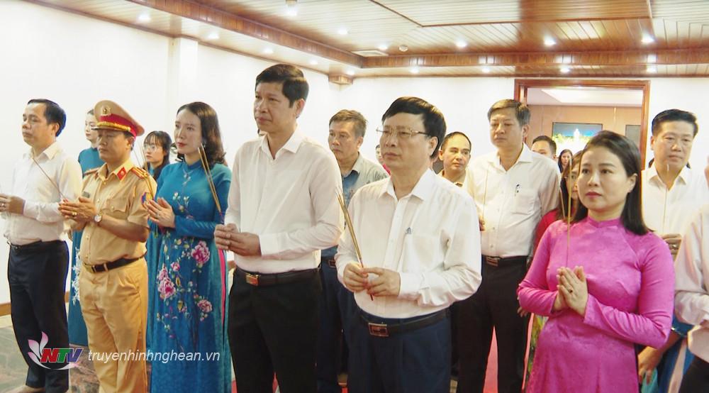 Các đồng chí lãnh đạo Bộ Văn hóa, Thể thao và Du lịch, tỉnh Nghệ An, Ban tổ chức Lễ hội Làng Sen năm 2024 dâng hương tại phòng thờ Bác Hồ ở Quảng trường Hồ Chí Minh, thành phố Vinh.