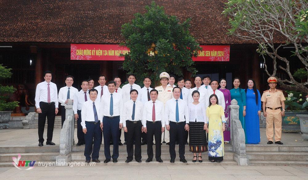 Đoàn đại biểu Tỉnh ủy, HĐND, UBND, Ủy ban Mặt trận Tổ quốc Việt Nam tỉnh Nghệ An chụp ảnh lưu niệm tại Khu Di tích Quốc gia đặc biệt Kim Liên.