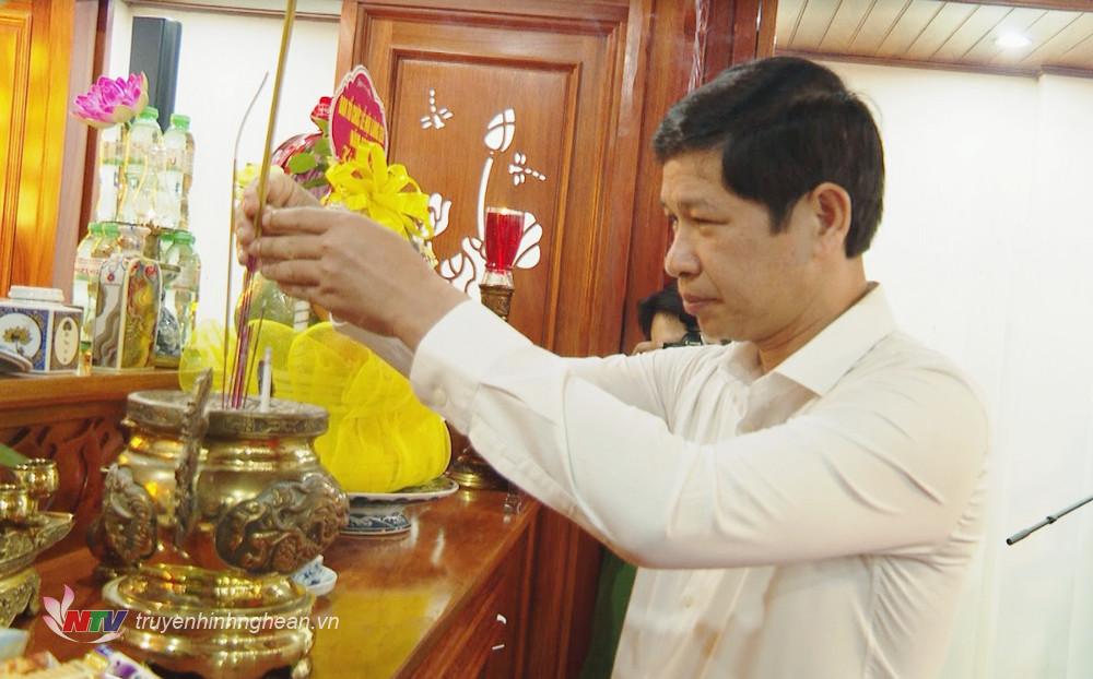Đồng chí Hồ An Phong - Thứ trưởng Bộ Văn hóa, Thể thao và Du lịch dâng hương tại phòng thờ Bác Hồ ở Quảng trường Hồ Chí Minh, thành phố Vinh. 