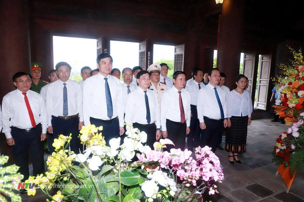 Đoàn đại biểu dâng hoa, dâng hương tưởng niệm tại Đền Chung Sơn.