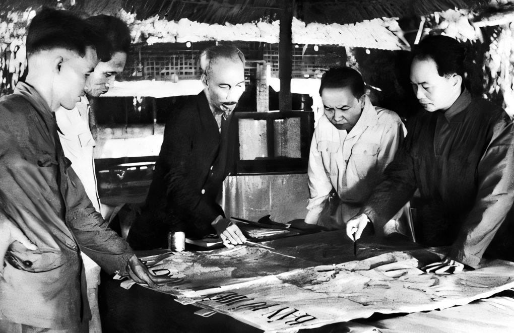 Ngày 6/12/1953, Bộ Chính trị tổ chức cuộc họp dưới sự chủ trì của Chủ tịch Hồ Chí Minh để nghe Tổng Quân ủy báo cáo, duyệt lần cuối kế hoạch tác chiến Đông Xuân 1953-1954, đồng thời quyết định mở chiến dịch Điện Biên Phủ với quyết tâm tiêu diệt bằng được tập đoàn cứ điểm này.